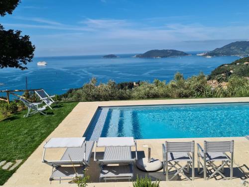 "Pini House", inside a Private Park, shared Pool, Tennis, AC, Parking next home and Parking in Lerici!