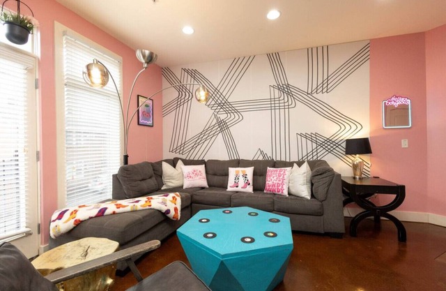 Pink Experience - West End Broadway & Restaurants - Newly Updated Corner Condo