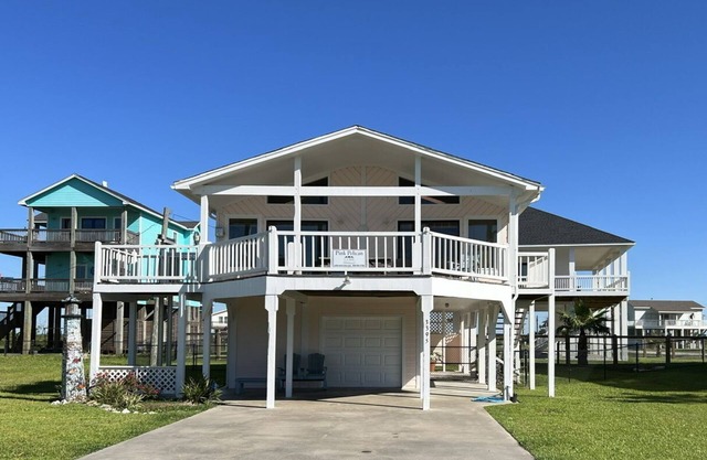 PINK PELICAN - 2 bedroom, Gulf view, fenced yard, super cute classic!