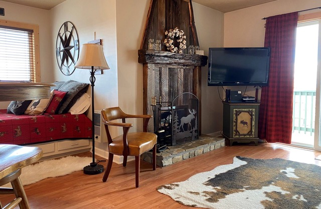 Pinnacle Inn: Cozy Wedding Accommodation Indoor Pool, Sauna, Hot Tub, More.