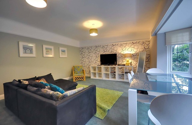 Pippin House A - an apartment that sleeps 6 guests in 3 bedrooms