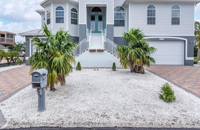 Pirate Harbor 4 Bedroom Private Pool+Spa Vacation Home on Canal