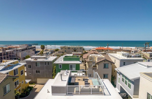 PISMO BEACH, CALIFORNIA - Vacation beach home on PCH - full ocean view top patio