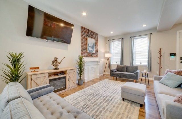 Pittsburgh Townhome: 1 Mi to Downtown