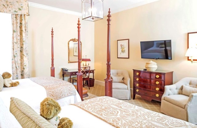 Planter Inn’s Deluxe Dream: Double Queen Rooms, 2 Rooms, Picturesque Area