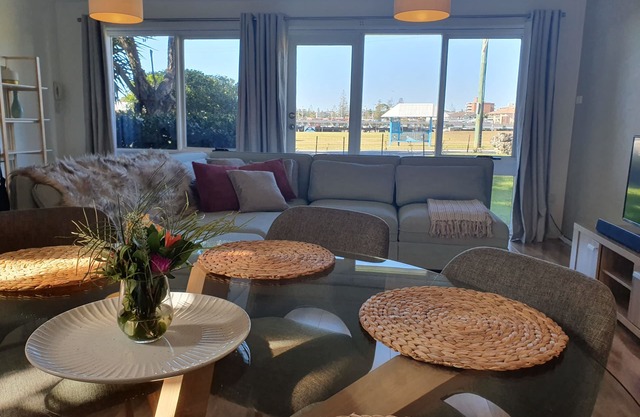 Play@PortMacq - w Wi-Fi, pool, aircon - great location next to shops and marina
