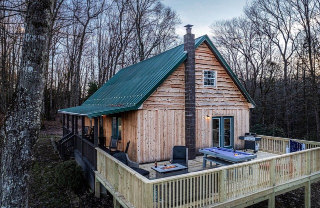 PlayDeck Lodge – Outdoor Pool Table & Fire Pit