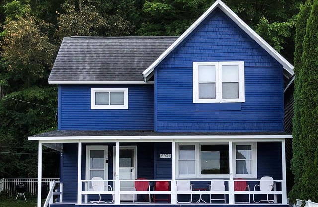 Pleasant lake house w/free cable, guest kayak, set on trail - dogs allowed