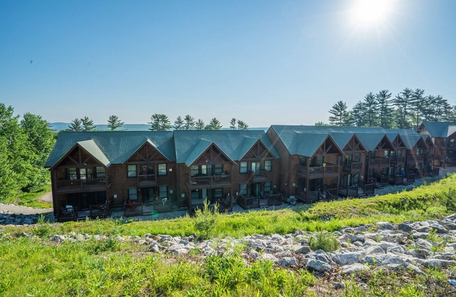 PLEASANT MOUNTAIN - Ski in & Ski Out - Family Vacation - Spacious Condo