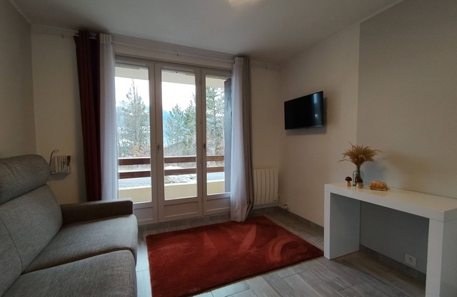 Pleasant T1bis apartment on the heights of Barcelonnette, a stone's throw from the town center.