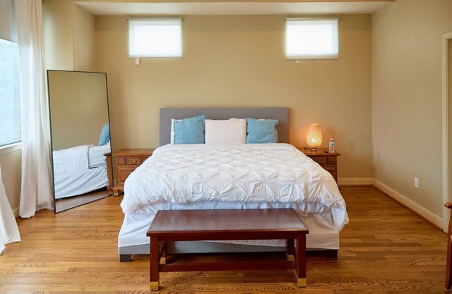 Pleasant townhome with AC in vibrant Houston