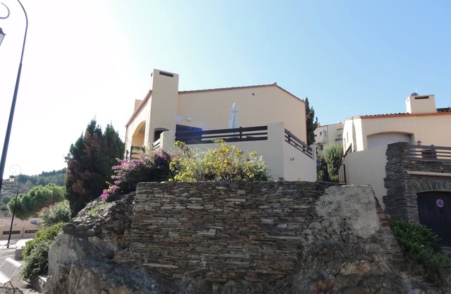 Pleasant villa, its panoramic view of the sea and its swimming pool.