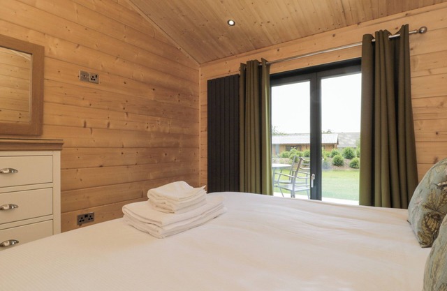 POCKTHORPE LODGE, pet friendly, country holiday cottage in Nafferton