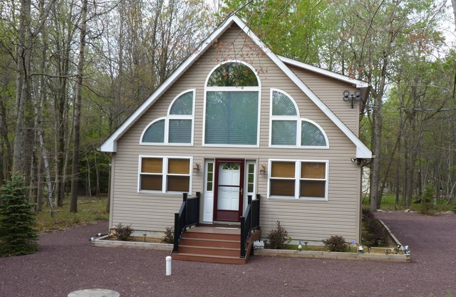POCONO CHALET SLEEPS 10 CLOSE TO BIG BOULDER-POCONO RACEWAY & ALL THINGS POCONO