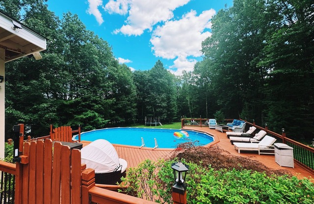 Pocono Escape with huge Pool HOT TUB,GAMEROOM,FIREPIT,near Camelback & Kalahari