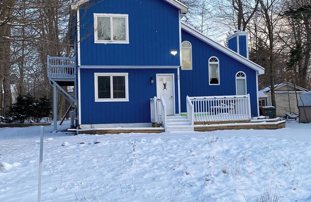 Pocono Lake and Ski retreat. Dog friendly. Free kayaks, grill, and fire pit