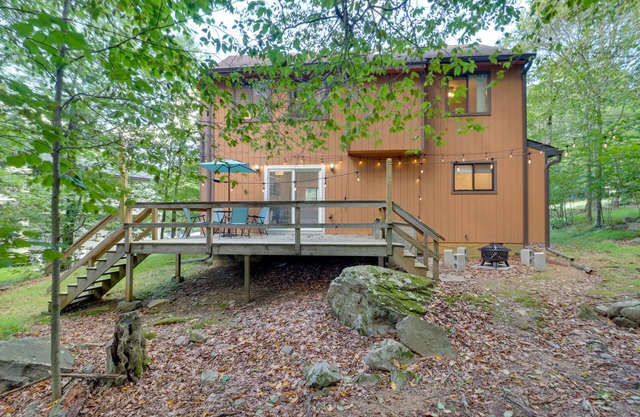 Poconos Cabin: Serene Deck, Fire Pit & Game Room