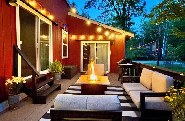 Poconos Cabin w Private HOT TUB! Backyard Vibes Firepits State Park in backyard!