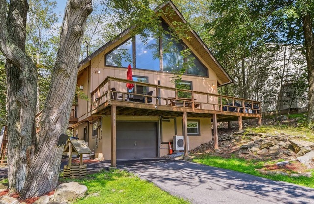 Poconos Chalet newly renovated, great location by RedAwning