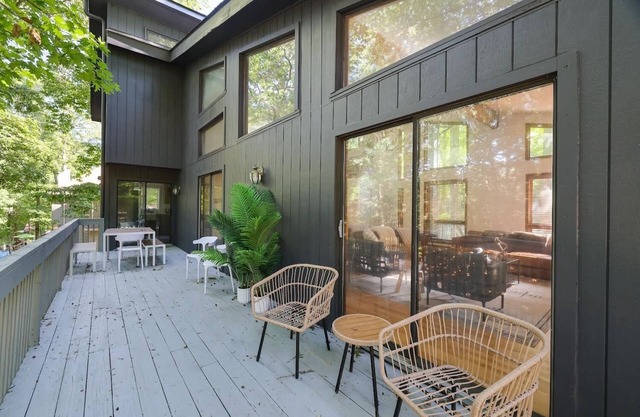 Poconos Chalet w/private hot tub, game room, projector, lakes, pools, tennis