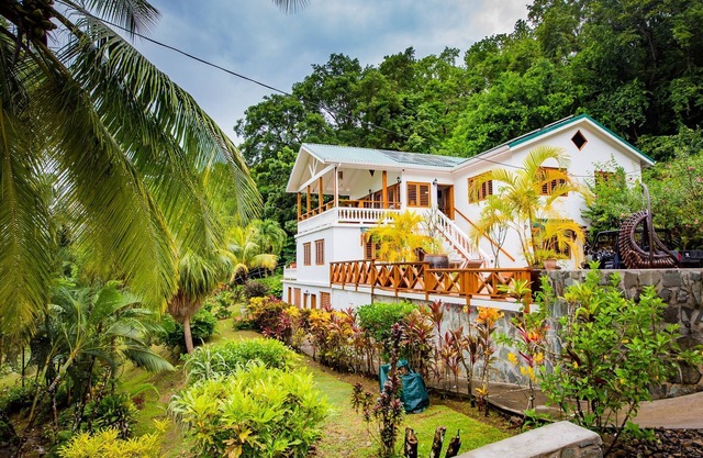 Polaris ATV buggy included in rental! Magnificent Sea views & Beach 2 mins away