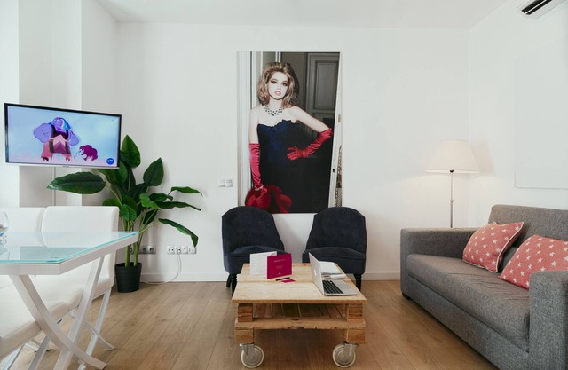Pompidou Boutique Apartment with Terrace 1A