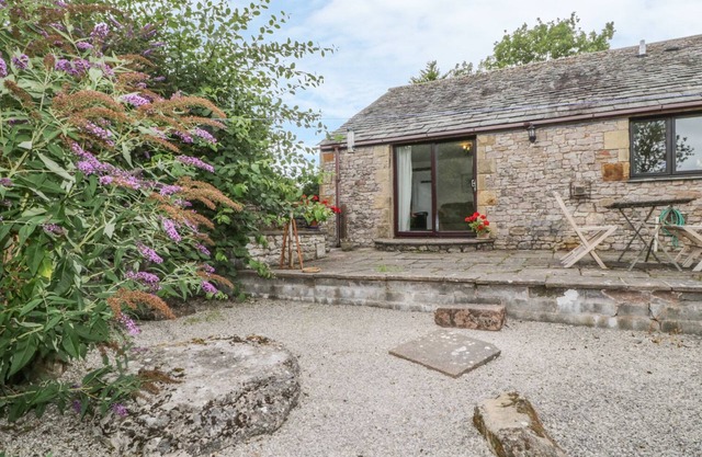 POND END COTTAGE, pet friendly, with a garden in Newby