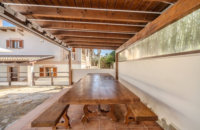 PONS. Great house walking distance to the beach