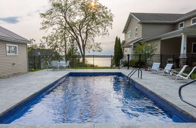 POOL-7 BEDROOMS -DOCK-SARATOGA LAKE-7 MIN TO TOWN-SUNSETS