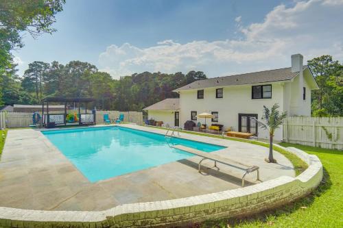 Pool and Game Room Family Retreat in Fayetteville