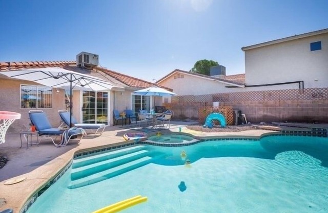 Pool and Hot Tub Beach house 3 bedroom. 3 bedrooms two bath. STR19-00084