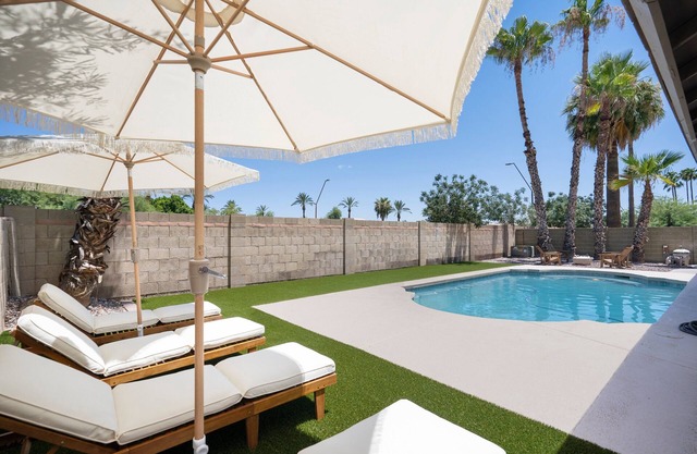 Pool, Family friendly, desert retreat with a firepit!