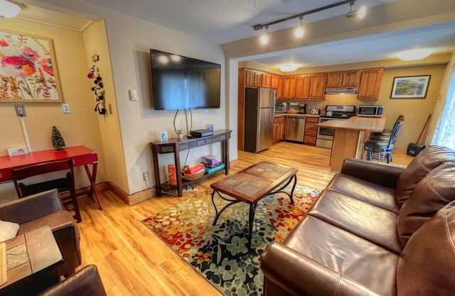Pool! Great Rates, Hot Tub, Game Room, On the Shuttle Route!