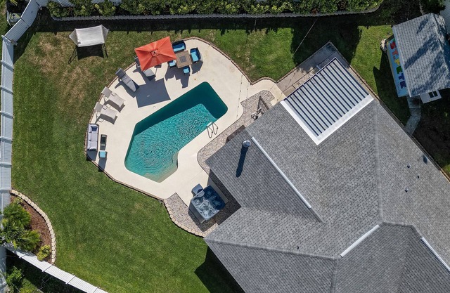 Pool home, hot tub + huge fenced yard - family friendly!
