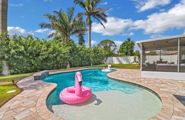 Pool Home Near Downtown, 5th Ave, Beaches and Pier