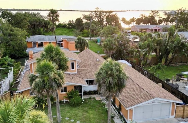 Pool home on canal, 7 min to beach, 1 block to boat ramp, walk to Dearborn St!