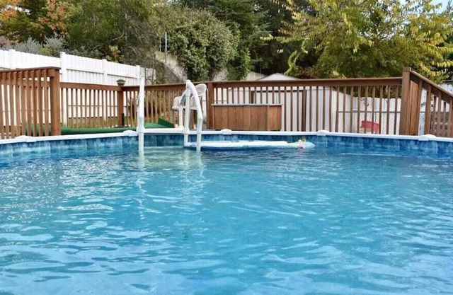 Pool & Hot Tub, 3BR Hill Country oasis, blocks away from quaint downtown Kerrvil