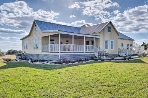 Pool, Hot Tub and Game Room Schulenburg Retreat
