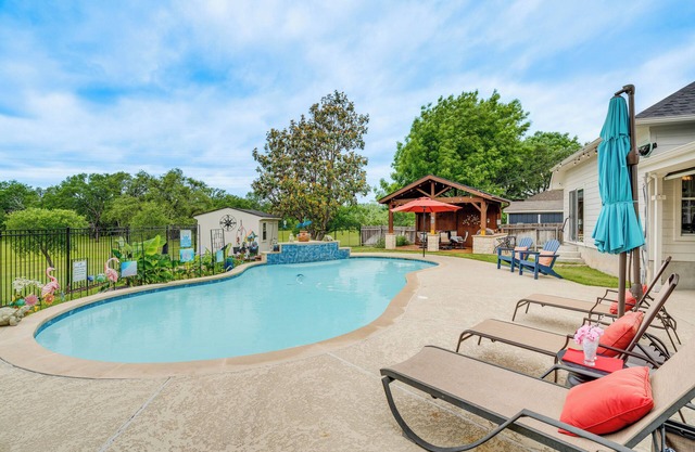 Pool, Hot Tub & BBQ: Family Home in Round Rock