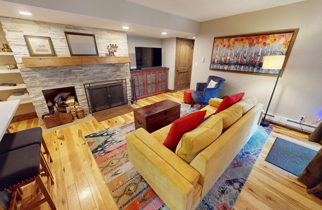 Pool, Hot Tub! Comfy 1st Floor Unit. Walk to River, Dining, Activities