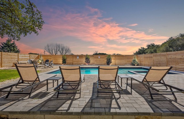 Pool, Hot Tub, Fire Pit, + Large Yard!