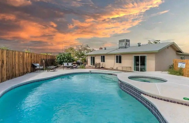 Pool & Hot Tub, Just Minutes to Vegas Strip, Parks, Hiking, Concerts and Sports