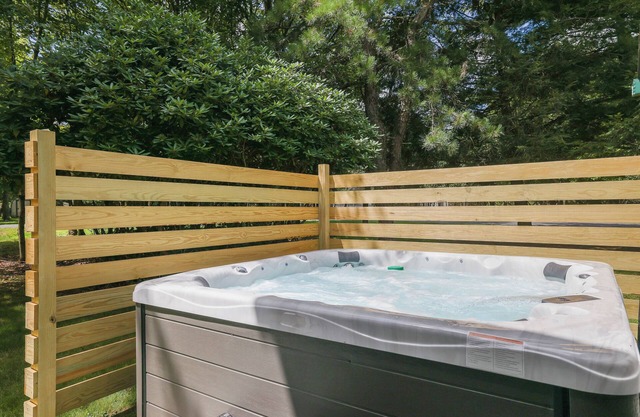 POOL! Hot Tub, Lake, and LOCATION! Hiking, Adventures or Relaxation