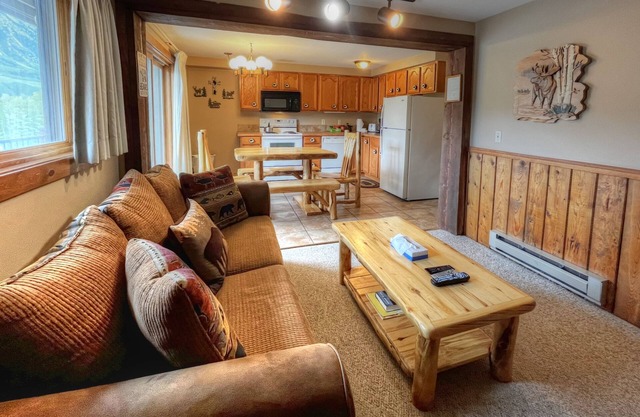 Pool, Hot Tub, Mountain Views, Great Rates, Game Room!