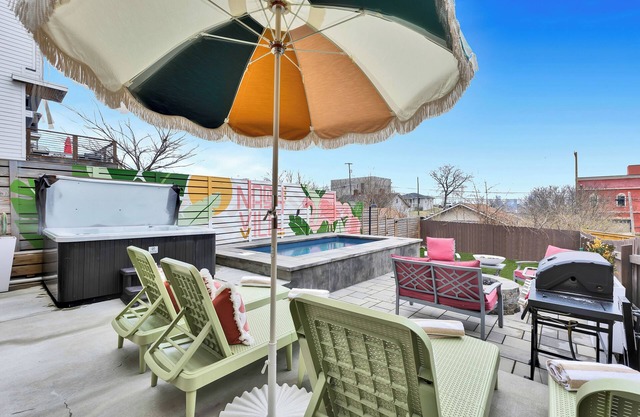 Pool & Hot Tub Oasis ★ Fire Pit & Grill ★ Rooftop ★ Mins to Broadway & Downtown!