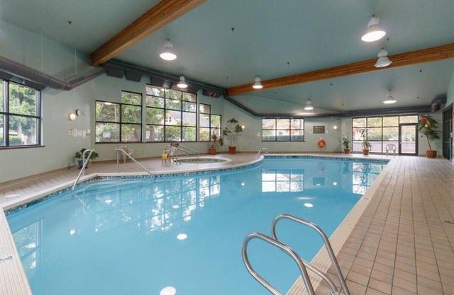 Pool & Hot-tub right across the lane!