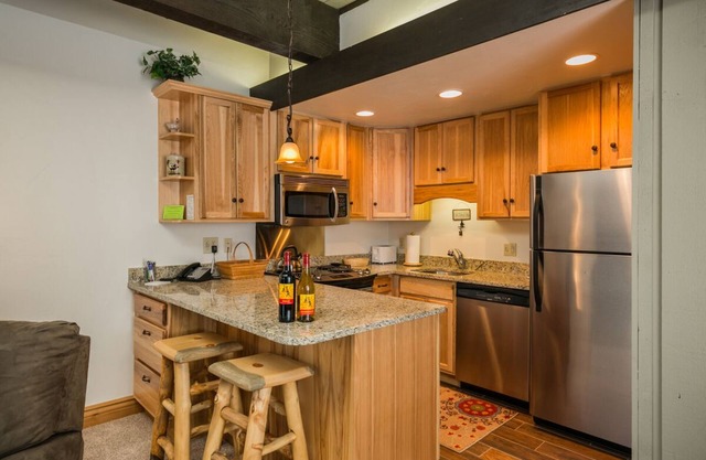 Pool, Hot Tub, Weber Gas BBQ, Renovated. Easy access into unit