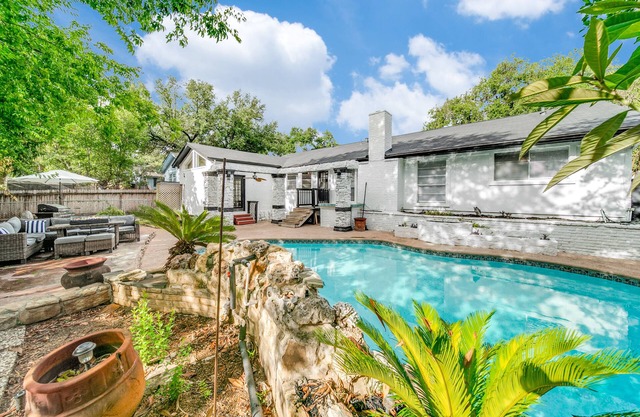 Pool House, 10 Min from Airport, Game Room, King Bed