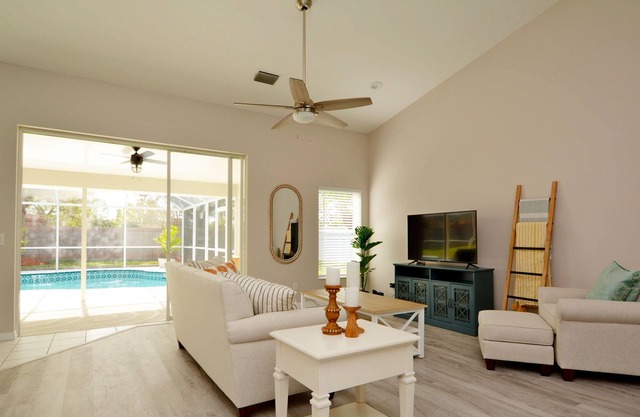 Pool house minutes from award winning Golf Course and Zoo!