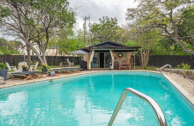 Pool House-Near La Cantera, Helotes, Floore’s, The Rim, Sea World, Fiesta Texas.